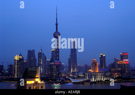 Eine Nacht Blick auf Pudong aus der gegenüberliegenden Bank Pf des Huangpu-Flusses 21. Juni 2006 Stockfoto