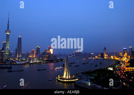 Eine Nacht Blick auf die Ufer des Flusses Huangpu in Shanghai 21. Juni 2006 Stockfoto