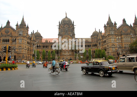 Taxi vor CST Chhatrapati Shivaji Terminus (Victoria Station) in Mumbai / Bombay, Indien Stockfoto