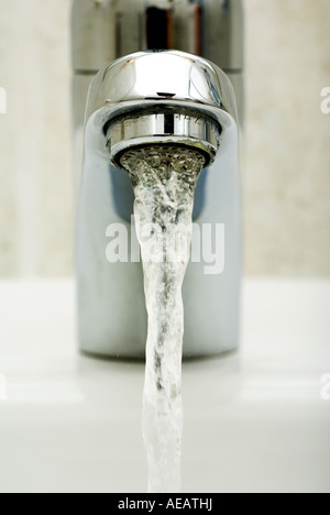 Close-up läuft Wasser aus dem Hahn Stockfoto