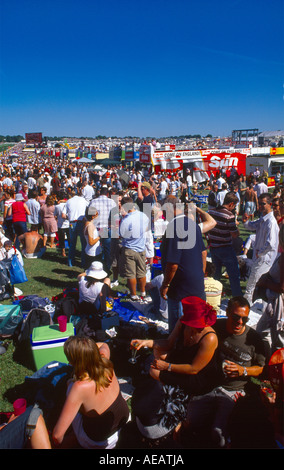 Menschenmassen Derby Tag Epsom Downs Surrey England Stockfoto