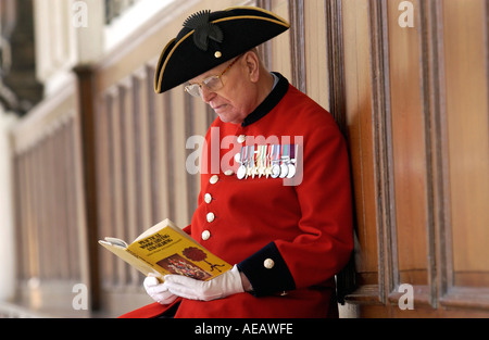 Krieg-Veteran Chelsea Rentner Alan Gale zu Hause am Royal Hospital Chelsea in Uniform mit seinem militärischen Medaillen London Stockfoto