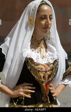 Frau in traditioneller Kleidung bei Festa di Sant Efisio Cagliari Sardinien Italien Stockfoto