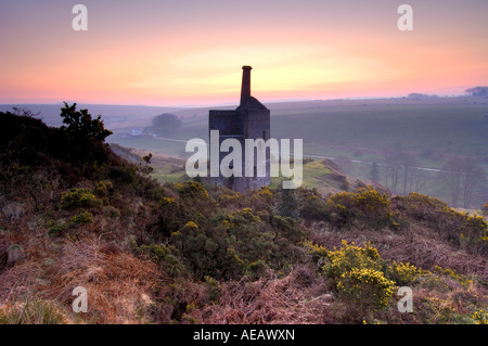 Verfallene Motor Grube Wheal Betsy in der Nähe von Tavistock mit orange Leuchten vor Morgengrauen in den Himmel und ein wenig fernen Nebel Stockfoto