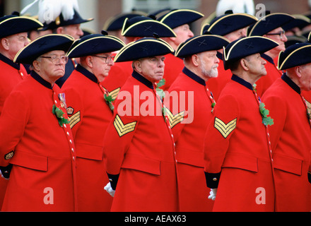 Chelsea-Rentner in Uniform der roten Mantel und Dreispitz Hüte am Royal Hospital Chelsea für Founder's Day Parade London Stockfoto