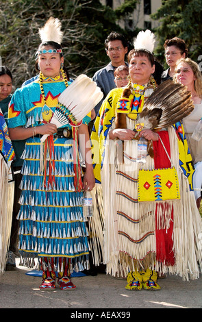 CREE ERSTE NATION FRAUEN IN TRACHT NATIVE HALTEN FEDER FANS REGINA KANADA Stockfoto