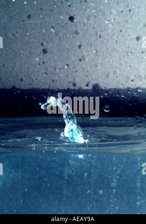 Wassertropfen schlagen Wasserfläche und Schaffung einer reaktiven Form Stockfoto