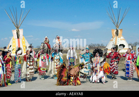 KANADISCHE PRÄRIE-INDIANER IN TRADITIONELLEN KOSTÜMEN TANZEN BEI WANUSKEWIN HERITAGE PARK SASKATOON, KANADA Stockfoto