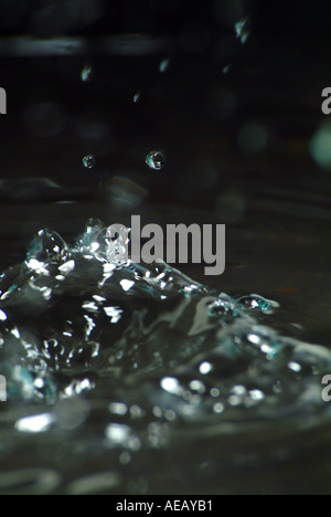 Wassertropfen schlagen Wasserfläche und Schaffung einer reaktiven Form Stockfoto