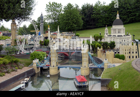 Legoland, Lego Modell Nachbildungen des London Eye St Paul s Cathedral und Tower Bridge auf dem Display in Windsor England einschließlich Stockfoto