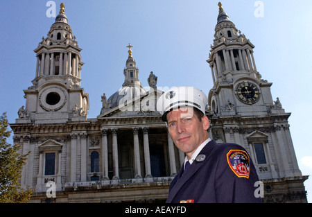 Feuerwehrmann aus der Stadt New York Fire Department in Dienst der Erinnerung und des Gedenkens an St Paul s Cathedral London Stockfoto