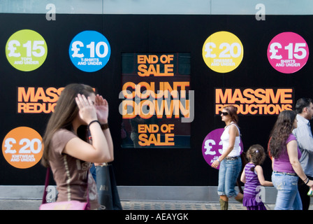 Fußgänger vorbei Sommerschlussverkauf anmelden spannungsvoll Londoner Oxford Street. UK Stockfoto