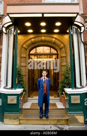 Leiter der Concierge am Eingang des Stafford Hotel London England, England, UK Stockfoto