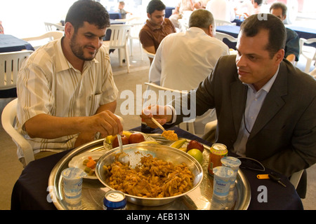 Tripoli, Libyen. Muslimische Hochzeit feiern, Hochzeit Mittagessen. Couscous Lamm, Grieß, Zwiebeln, Karotten. Stockfoto