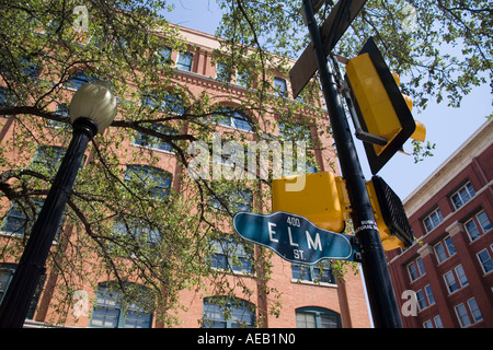 Blick auf Texas Book Depository & Elm Street - JFK Attentat Website, Dallas, USA Stockfoto