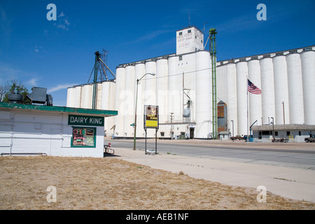 Molkerei König Eis Eisdiele & Getreide Silos in der kleinen Stadt Holyoke Colorado USA Stockfoto