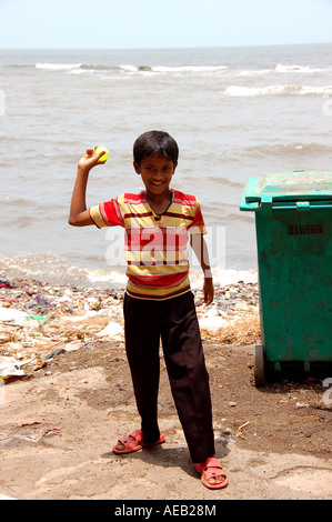 Glücklich, lächelnden Indianerjunge darten in Straße in Mumbai Bombay, Indien Stockfoto