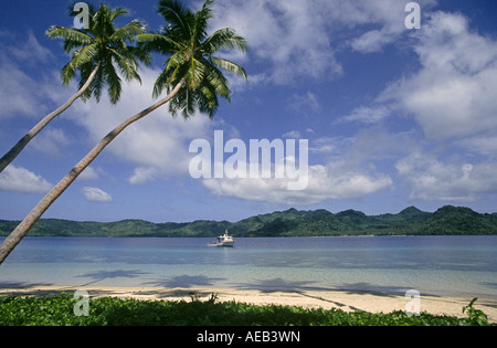 Ein Blick auf ein kleines Fischerboot direkt vor dem Strand auf Qamea Insel in der nördlichen Fidschi-Inseln Stockfoto