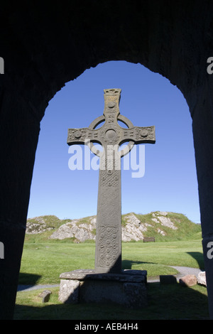 Blick durch Tor von St. Columbas Schrein für die Nachbildung des St Johns Kreuz, Iona Abbey, Mull, Schottland, UK Stockfoto