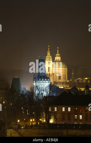 Blick auf unsere Burg bei Nacht mit westlichen Tor der Karlsbrücke im Vordergrund Stockfoto