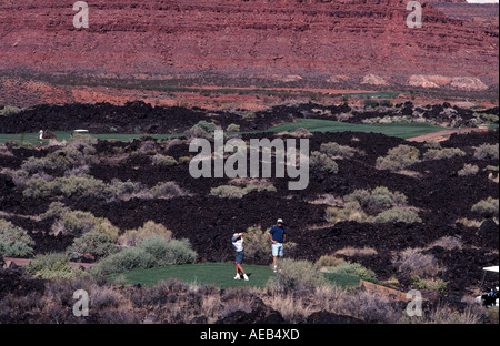 Golfer spielen auf dem Entrada Golfplatz in St. George, Utah inmitten der Lava-Gestein, dass Linien die Fairways im Schatten des Snow Canyon. Stockfoto