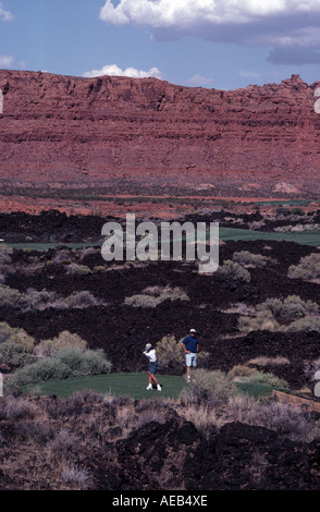 Golfer spielen auf dem Entrada Golfplatz in St. George, Utah inmitten der Lava-Gestein, dass Linien die Fairways im Schatten des Snow Canyon. Stockfoto