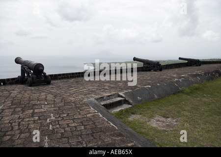 Weiten Blick über Kanonen auf Klippe Küste Brimstone Hill Fort St. Kitts und Nevis Inseln Karibik Antillen Stockfoto