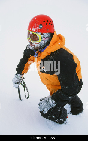 Ein Bergsteiger im verschneiten winterlichen Bedingungen, Cairgorm Berge, Schottland, UK Stockfoto