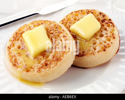 ENGLISCHE FLADENBROT MIT BUTTER Stockfoto