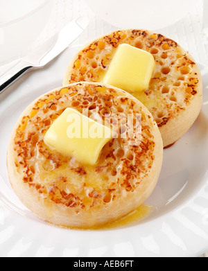 ENGLISCHE FLADENBROT MIT BUTTER Stockfoto