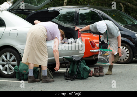 Wanderer, ändern ihre Stiefel. Coniston in der Seenplatte nördlichen England Vereinigtes Königreich Stockfoto