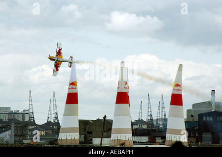 Flugzeug beim Red Bull Air Race 2007 verlassen Kegel Greenwich Peninsula, London England UK Stockfoto