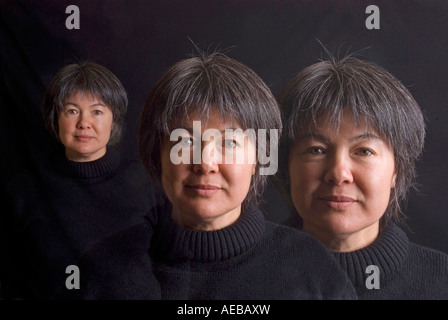 Eine dreifache Exposition einer selbstbewussten reifen Eurasierin vor schwarzem Hintergrund Stockfoto