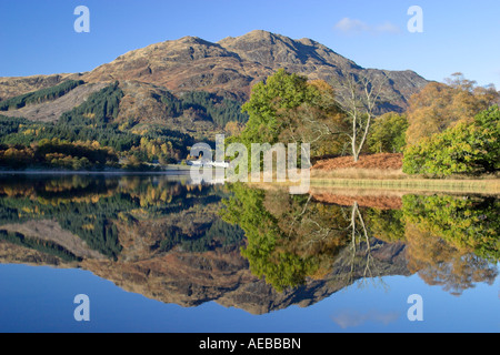 Loch Achray frühzeitig Herbstmorgen Stockfoto