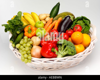 KORB MIT FRISCHEM OBST UND GEMÜSE SCHNEIDEN SIE Stockfoto