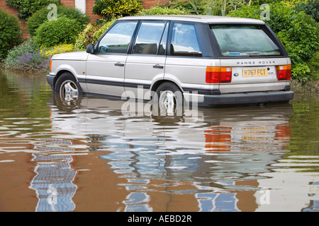 Ein Auto in Tewkesbury überflutet Stockfoto