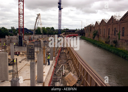 Bauarbeiter arbeiten an neuen Wohnsiedlung, Milton Keynes, UK. Stockfoto