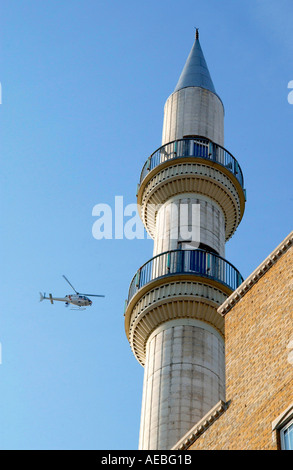 POLIZEI-HUBSCHRAUBER KREISEN DIE SÜLEYMANIYE MOSCHEE TÜRKISCHE ISLAMISCHES KULTURZENTRUM IN OST-LONDON Stockfoto