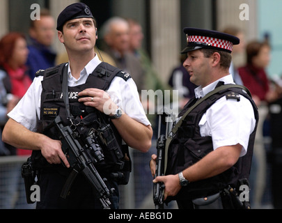 Bewaffnete Polizisten mit kugelsicheren Westen und Maschinengewehren am St. Pauls Kathedrale in London für Service des Gedenkens für Irak-Krieg Stockfoto