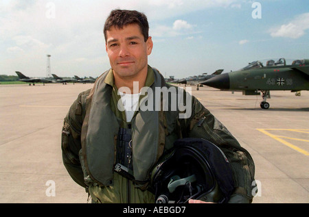 TORNADO-PILOT JOHN PETERS, DIE WÄHREND DES ZWEITEN GOLFKRIEGES AN RAF COTTESMORE ENGLAND GEFANGEN GENOMMEN WURDE Stockfoto