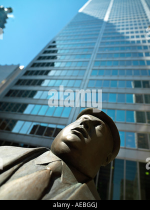 Kanada Ontario Toronto Finanzviertel Bronze Skulptur von William McElcheran Encounter Geschäftsmann Büro Schlepptau blickte Stockfoto