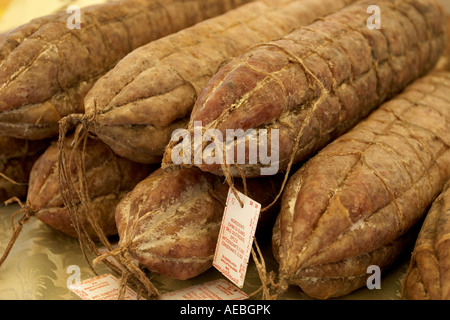 Italienische Salami auf einem Markt in Monza, Italien Stockfoto