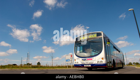 Der Bus parkte am Monks Cross Park und Ride Bus Service am Stadtrand von York. Stockfoto