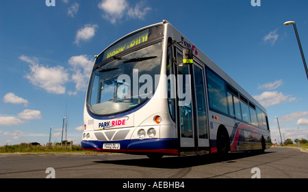 Der Bus parkte am Monks Cross Park und Ride Bus Service am Stadtrand von York. Stockfoto