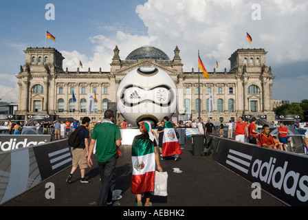 Adidas World of Football gegenüber Reichstag beim World Cup 2006 in Berlin Deutschland Stockfoto