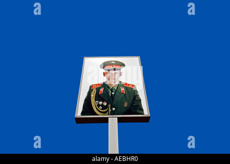 Porträt eines sowjetischen Soldaten am berühmten Checkpoint Charlie in Berlin 2006 Stockfoto