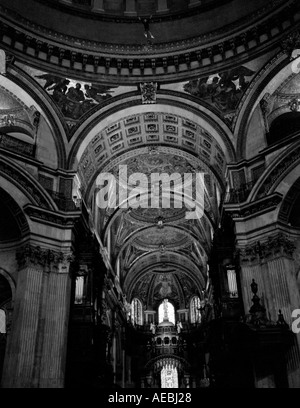 Russell Powell Basis 230 BASE-Jumping von der Whispering Gallery innen St Pauls Cathedral London. Bild Copyright Doug Blane. Stockfoto