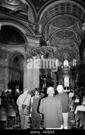 Russell Powell Basis 230 BASE-Jumping von der Whispering Gallery innen St Pauls Cathedral London. Bild Copyright Doug Blane. Stockfoto