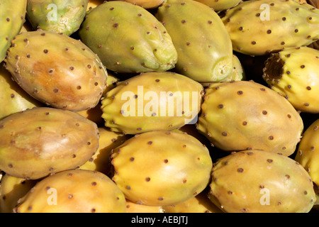 Kaktusfrucht auf einem Marktstand in Foggia Puglia, Italien Stockfoto