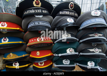 Sowjetische und DDR militärische Caps für Verkauf auf touristische Stall in Berlin Deutschland Stockfoto
